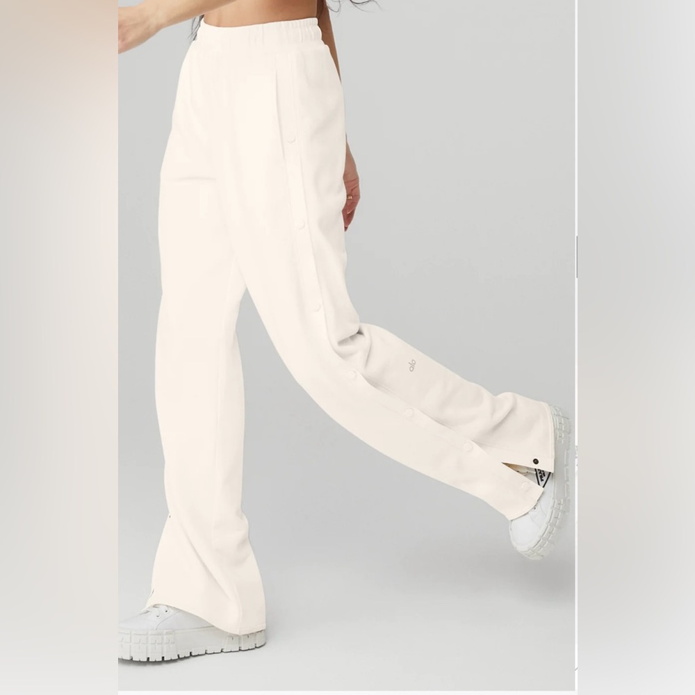 Alo yoga courtside tearaway snap pant